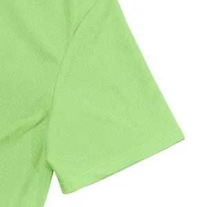 Détail en gros plan de la texture en maille gaufrée verte du t-shirt pour homme