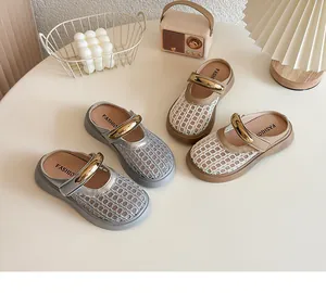 Vue détaillée de sabots tressés respirants pour enfants en argent et beige avec brides dorées.