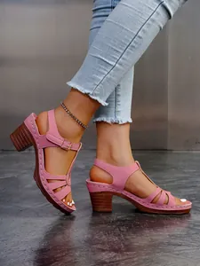 Detailansicht pinkfarbene T-Riemen-Sandalen mit Blockabsatz und goldener Schnalle
