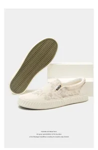 Detailansicht der cremefarbenen Herren-Slip-On-Segeltuchschuhe mit Gummisohle
