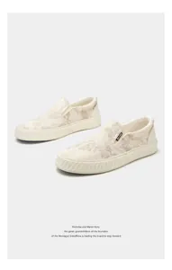 Detailansicht der Herren-Slipper aus Mesh mit Marmormuster und dicker weißer Gummisohle.