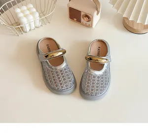 Détail des mules tressées argentées pour enfants avec un accent métallique doré chic