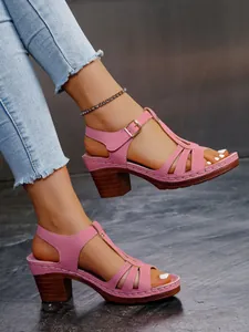 Detaillierte Seitenansicht rosa römischer Sandalen mit Blockabsatz und Schnalle