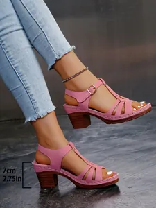 Detailansicht rosa T-Steg-Sandalen mit Blockabsatz und 7 cm Absatzhöhe