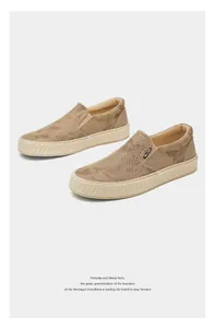 Detailansicht khakifarbener atmungsaktiver Mesh-Slipper für Herren mit einer dicken Profilsohle