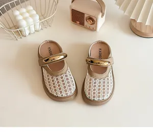 Gros plan de mules respirantes pour enfants en maille kaki avec sangle métallique