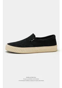 Atmungsaktive schwarze Mesh-Slip-On-Sneaker mit robuster beige strukturierter Gummisohle