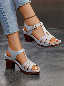 Elegante hellblaue Sandalen mit Blockabsatz, Schnallenriemen und Cut-outs