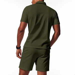 Vue arrière montrant la texture du polo et du short en maille gaufrée vert olive pour homme