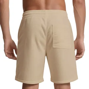 Vista posteriore di pantaloncini casual in velluto a coste beige da uomo con tasca