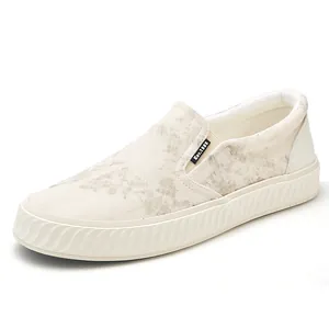 Komfortable cremefarbene Herren-Slip-On-Sneaker aus Mesh mit dezentem Wolkenmuster-Design