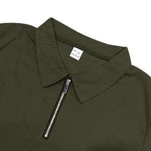 Détail macro du tissu gaufré olive et du zip métallique sur un polo pour hommes