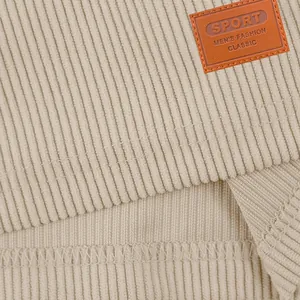 Detailopname van beige corduroy herenshort met geribbelde textuur en modieus patchdetail.