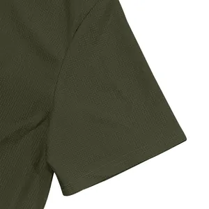 Vue détaillée de la texture du tissu en maille gaufrée vert olive sur une manche