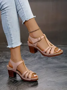 Elegante nudefarbene T-Steg Römersandalen mit Blockabsatz und verstellbarer Schnalle