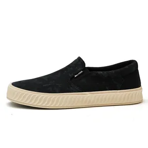 Atmungsaktive Herren-Slipper aus Mesh in Schwarz mit komfortabler strukturierter beige Sohle