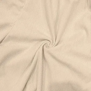 Dettaglio macro della trama del tessuto di velluto a coste beige per pantaloncini sportivi