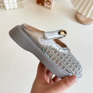 Mules argentées tressées pour filles avec design respirant et semelle plate antidérapante