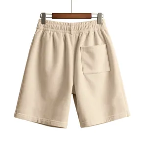 Achteraanzicht van beige corduroy herenshorts met achterzak en elastische taille