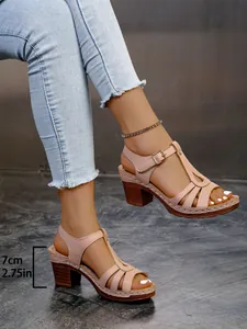Detail-Seitenansicht der rosa Römersandalen mit 7 cm dickem hohem Absatz und Metallschnalle