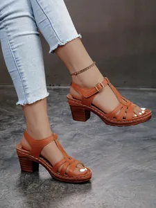 Detailansicht brauner T-Strap-Sandalen mit klobigen hohen Absätzen und Verschluss für Sommer