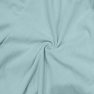 Vista macro dettagliata che mostra la morbida trama in velluto a coste blu per pantaloncini uomo