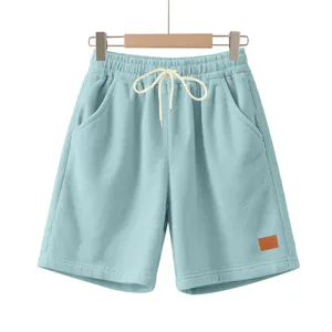 Detailweergave van lichtblauwe corduroy shorts met crème trekkoord en zakken