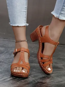 Detailansicht brauner T-Steg-Sandalen aus Kunstleder mit Blockabsatz und Schnalle