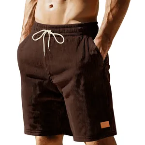 Detailweergave van de bruine corduroy shorts met trekkoord en sierpatch