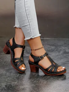 Detailansicht der schwarzen T-Strap-Sandalen mit Blockabsatz und Schnalle