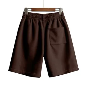 Gedetailleerd achteraanzicht van bruine corduroy shorts voor heren met achterzak.