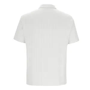Rückansicht eines weißen Kurzarm-Poloshirts mit vertikaler Stricktextur im Detail.