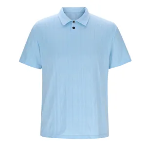 Detailansicht eines hellblauen Herren-Poloshirts mit strukturiertem Rautenstrickmuster.
