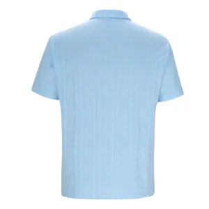 Rückansicht eines hellblauen Herren-Poloshirts mit einem vertikalen Zopfstrickmuster