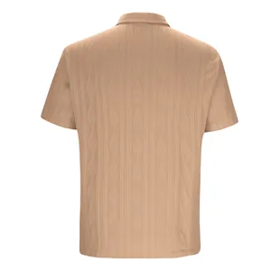 Rückansicht eines khakifarbenen Herren-Poloshirts aus Strick mit strukturiertem Rautenmuster