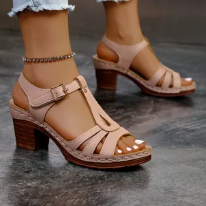 Sandales romaines élégantes à lanières en T roses avec talon épais et boucle en métal pour femme