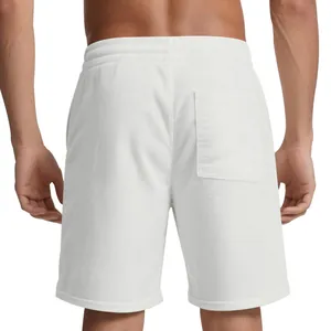 Vista dettagliata posteriore di pantaloncini casual da uomo in velluto a coste bianco