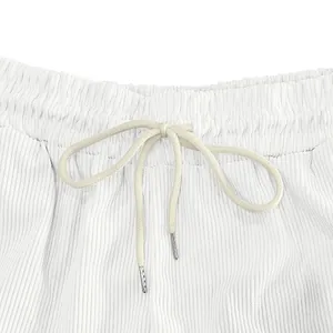 Vista ravvicinata di pantaloncini di velluto bianco con vita elastica e coulisse