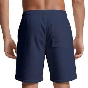 Dettaglio posteriore di pantaloncini sportivi da uomo in velluto a coste blu navy