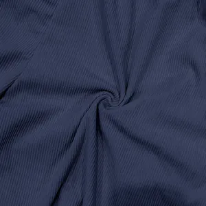 Vista ravvicinata che mostra la trama a coste del velluto blu scuro per pantaloncini uomo