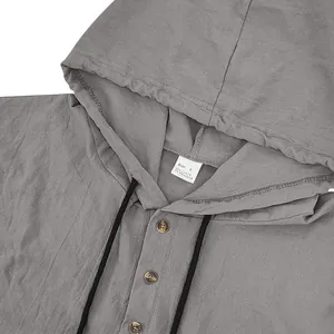 Vista detallada de camisa Henley de lino gris con capucha, botones y etiqueta