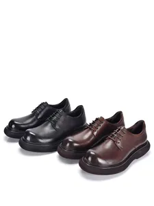 Detailaufnahme klassischer schwarzer und brauner Leder-Derbyschuhe mit dicken Sohlen