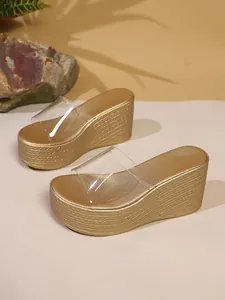 Vue détaillée de sandales dorées à plateforme avec brides en PVC transparent et texture