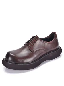 Detaillierte Seitenansicht der dunkelbraunen Leder-Plateau-Derbyschuhe mit runder Kappe