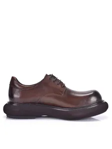 Nahaufnahme von braunen Herren-Derby-Schuhen aus echtem Leder mit dicker Plateausohle