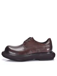 Seitenprofil von braunen Herren-Derby-Schuhen aus echtem Leder mit Plateausohle