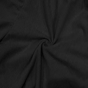 Macro vista dettagliata della trama del tessuto in velluto a coste nero per pantaloncini