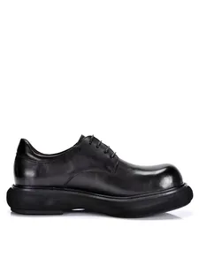 Seitenansicht Herren-Derbyschuhe aus schwarzem Leder mit klobiger Sohle und runder Kappe