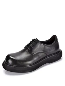 Detailansicht der klobigen schwarzen Derby-Schuhe für Herren aus Leder mit Plateausohle