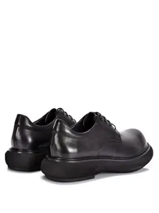 Rückansicht hochwertiger schwarzer Leder-Derbyschuhe mit klobiger Plateausohle.